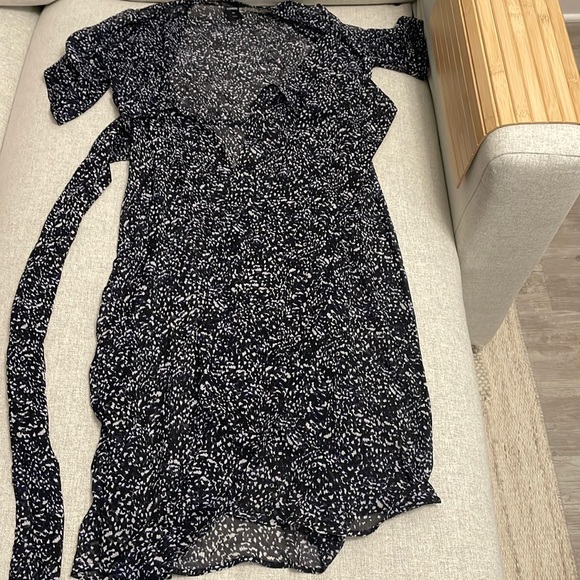 Express wrap  Color: black, blue, white / semi sheer Size M/L - Picture 1 of 7